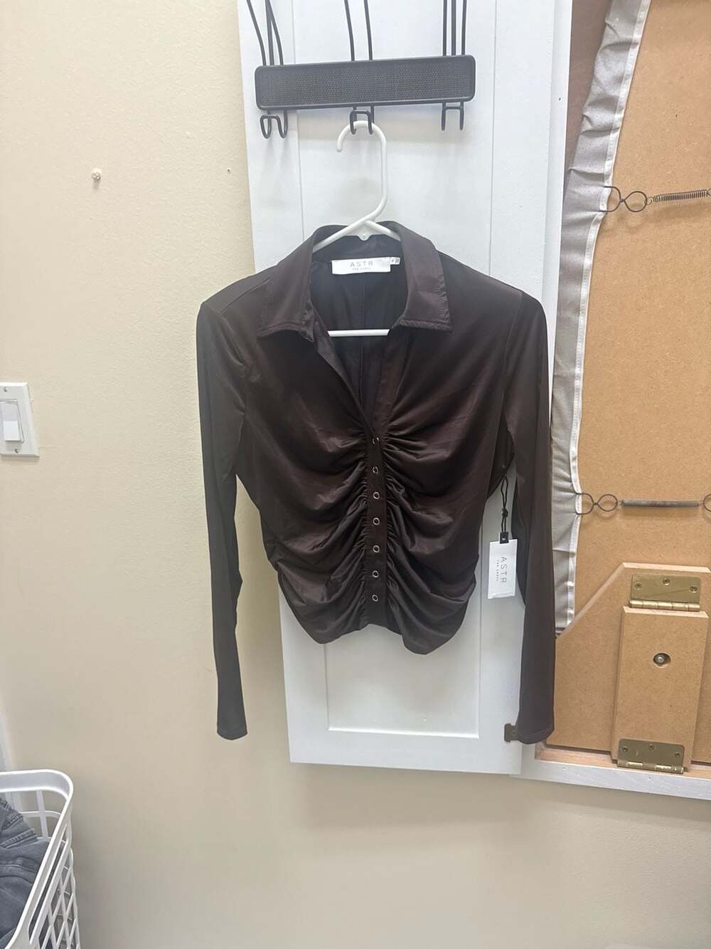 ASTR THE LABEL Brown Ruched Button Front Long Sleeve Top Size M